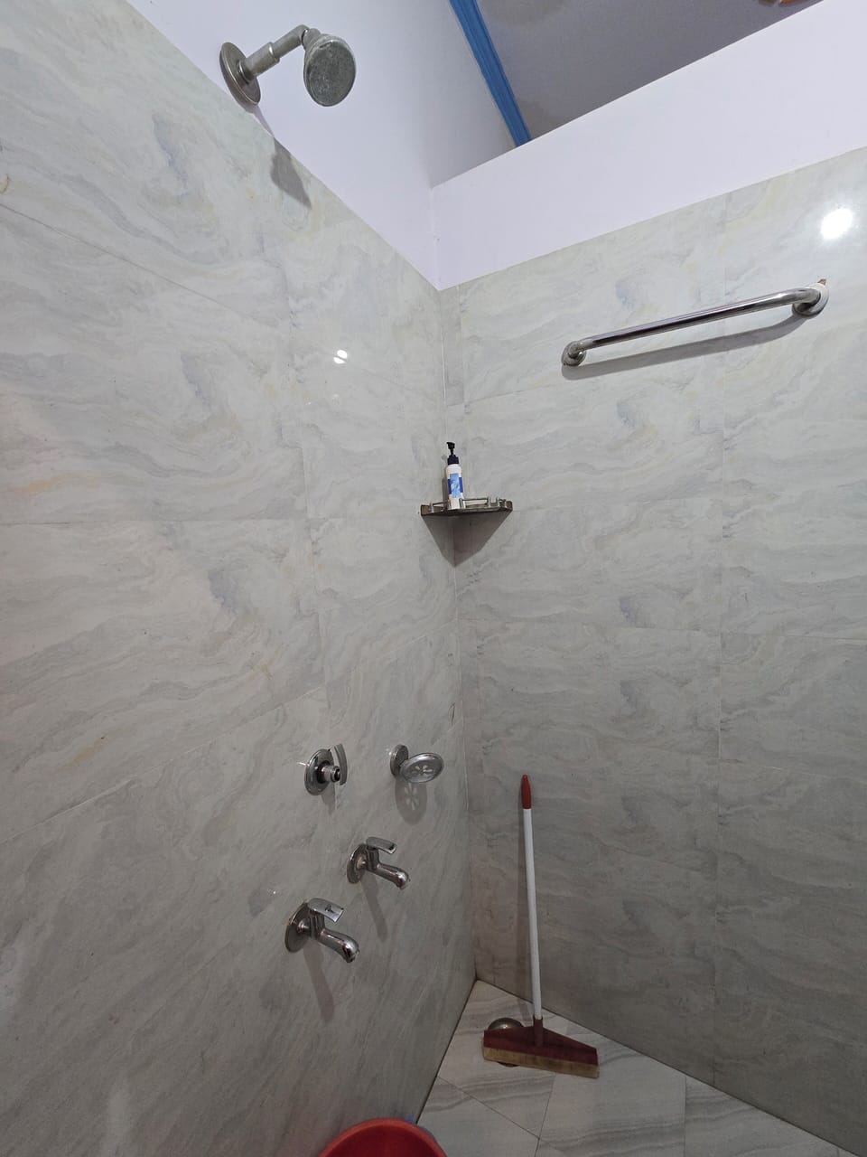 Deluxe Double Room | Bathroom | Bidet, towels, soap, shampoo