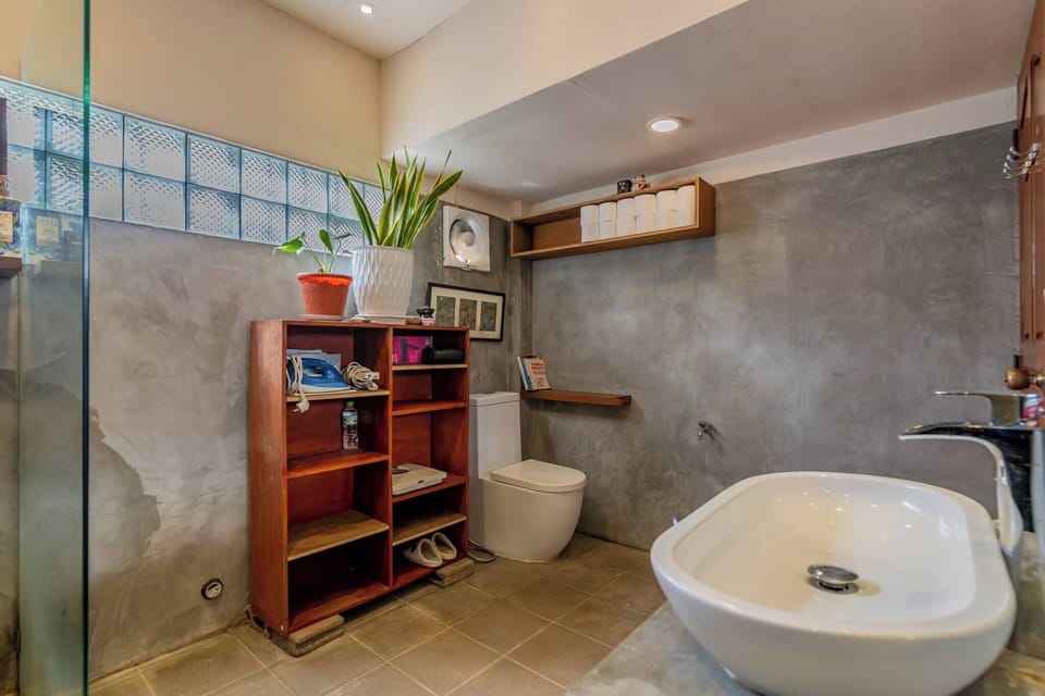 Sarai Room a Cozy Urban Hideaway With Green Balcony Apartment in Phnom Penh Province