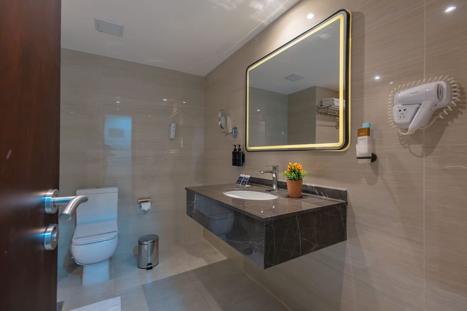 Superior Double Room | Bathroom | Slippers, towels, toilet paper