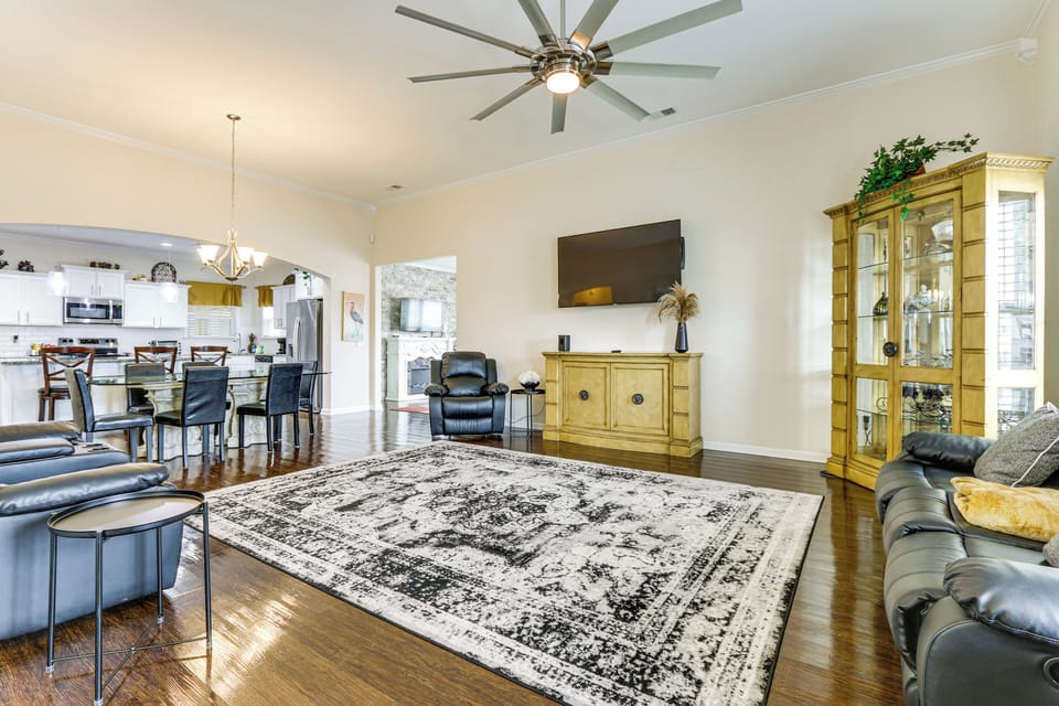 Living Room | Central A/C & Heating | Free WiFi | Smart TV