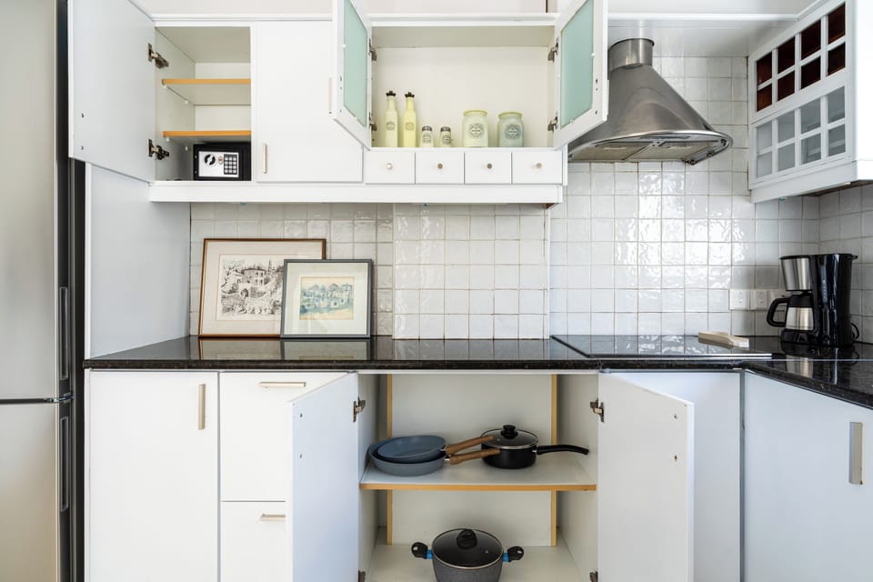 Comfort Apartment, 2 Bedrooms, Kitchen, City View | Private kitchen | Coffee/tea maker, full-size fridge, microwave, oven