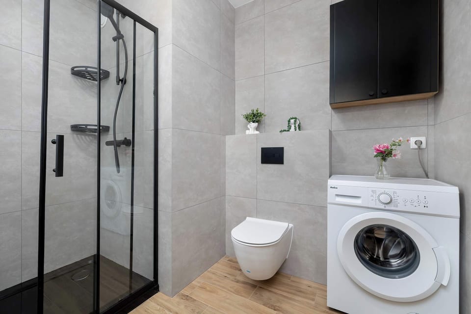 The bathroom's modern amenities ensure a comfortable stay.