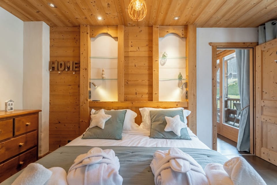 Comfort Quadruple Room | In-room safe, blackout drapes, iron/ironing board, WiFi (free)