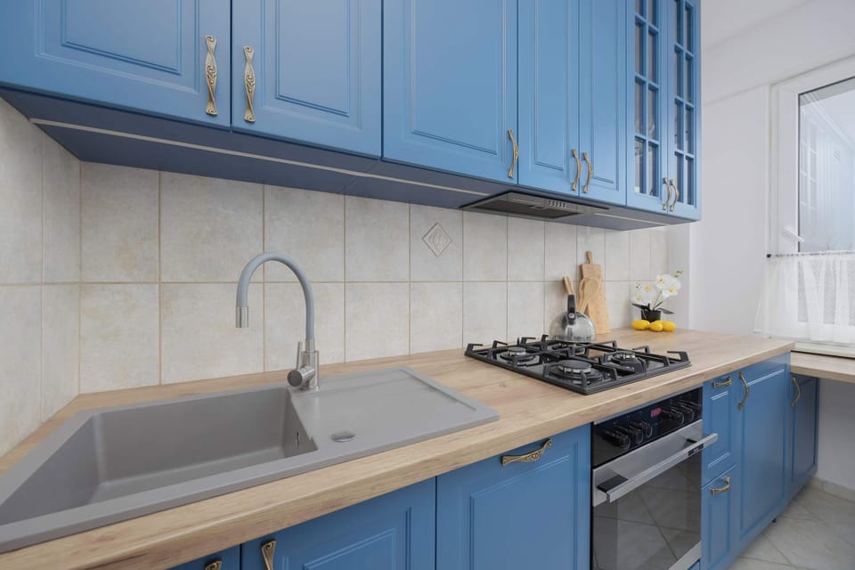 The functional kitchen layout ensures order and ease while cooking and preparing meals.