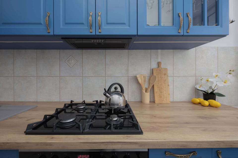 The worktop with ample prep space makes everyday cooking easier and supports a comfortable daily routine.
