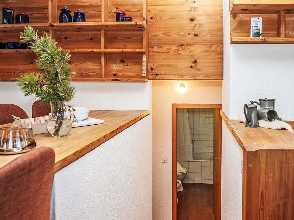 Wall, Wood, Interior Design, Flooring, Furniture, Cabinetry, Floor, Ceiling, Room, Countertop