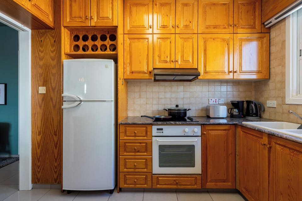 Apartment, 2 Bedrooms, Kitchen, City View | Private kitchen | Coffee/tea maker, full-size fridge, microwave, oven