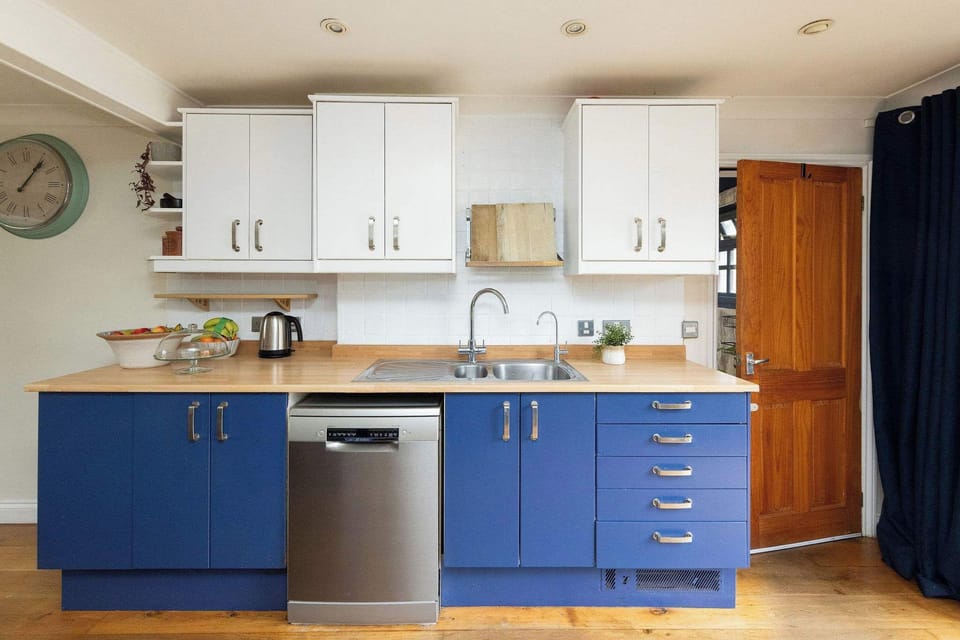 Dishwasher, sink and plenty of storage