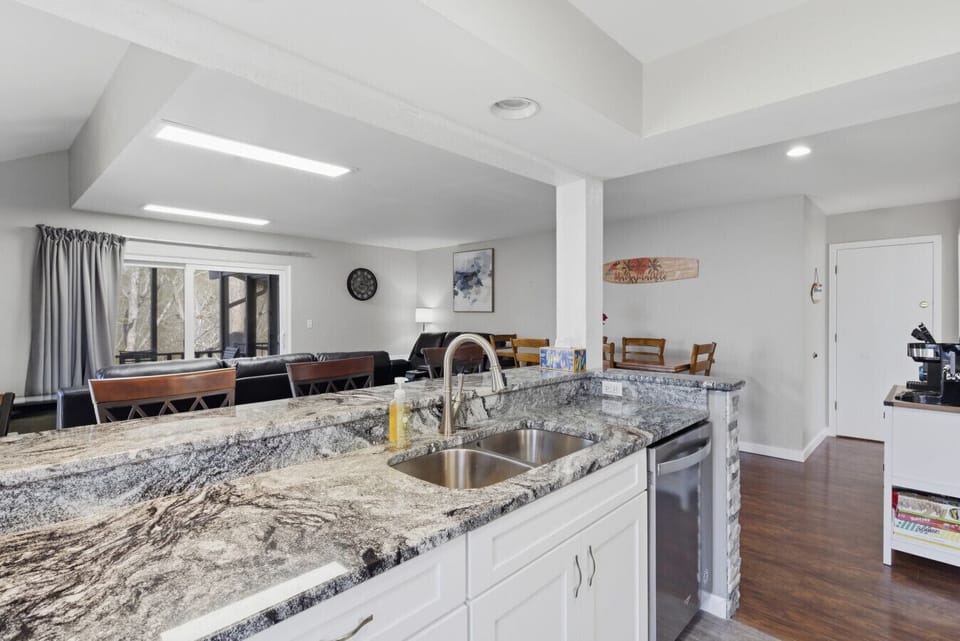 Kitchen | Granite Countertops | Stainless Appliances