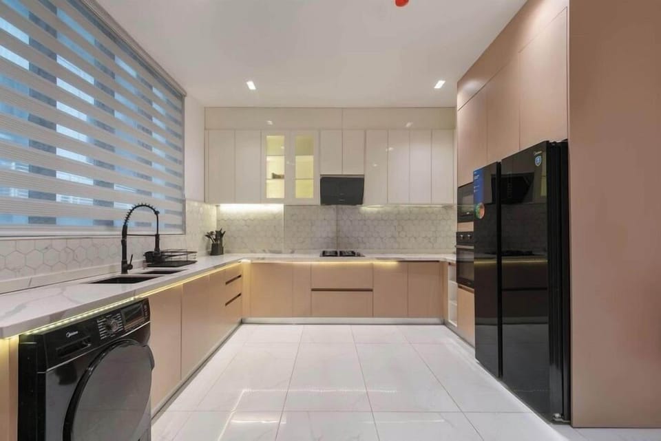 Family Apartment, Balcony, City View | Private kitchen | Fridge, microwave, oven, stovetop