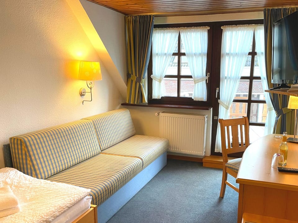 Standard Single Room, 1 Twin Bed, Terrace, Garden View | Desk, WiFi (free), bed sheets