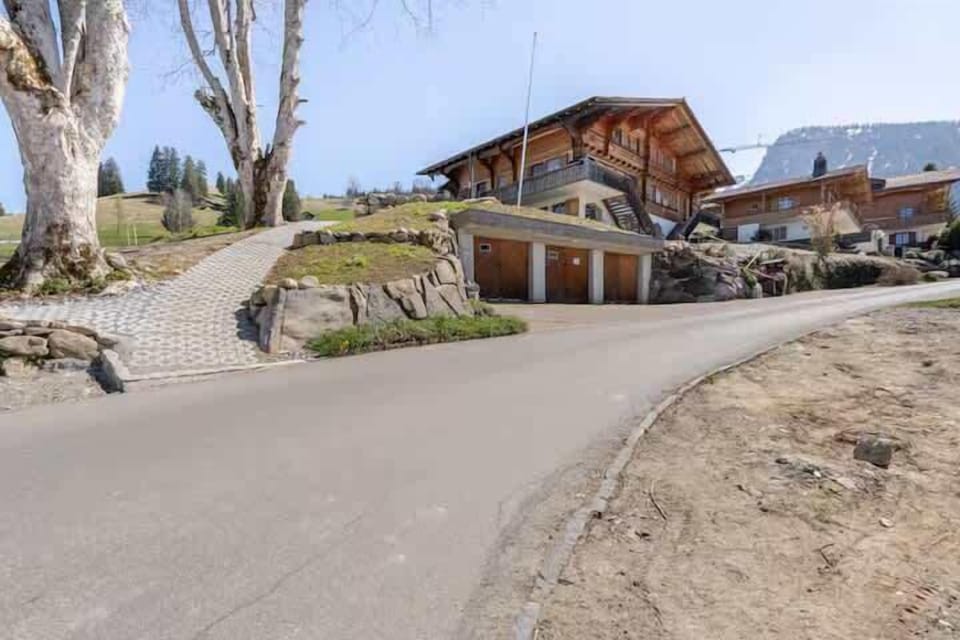 Private driveway and easy access to the chalet
