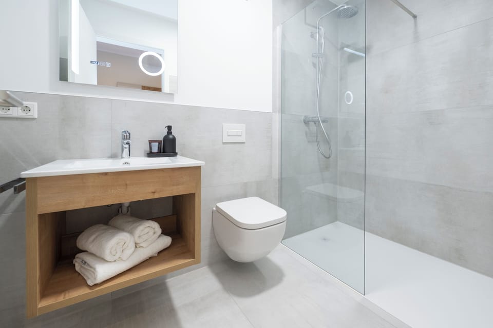 Comfort Double Room | Bathroom | Shower, hair dryer, towels