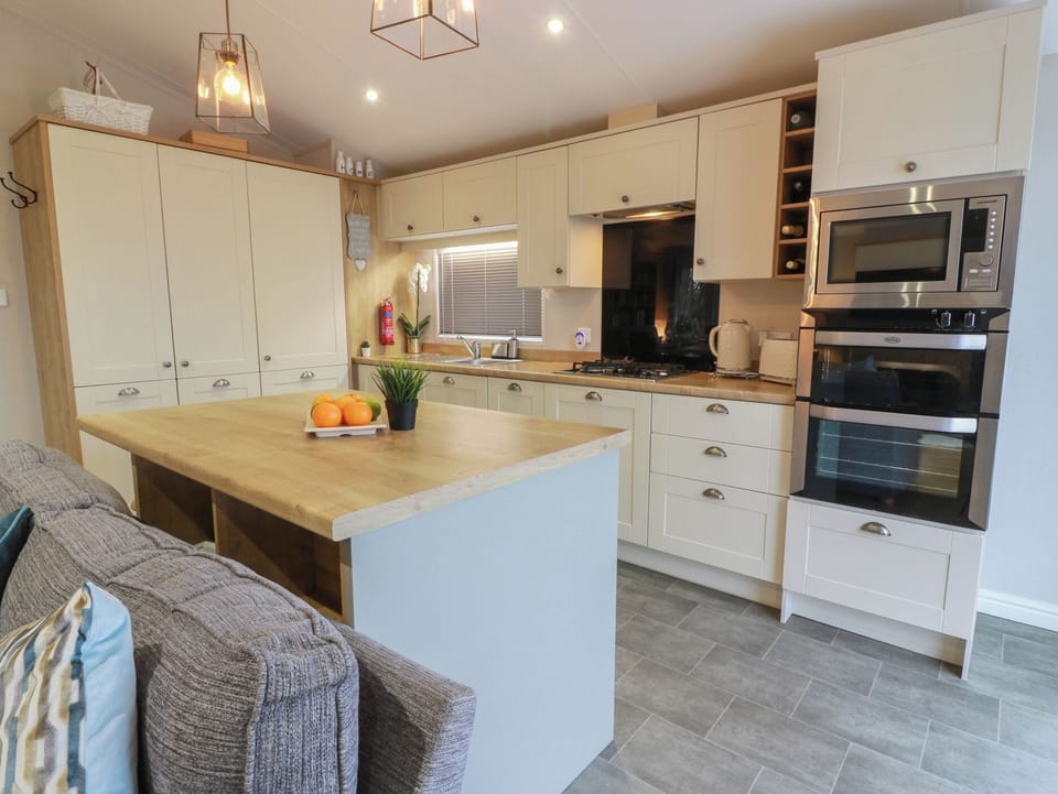 Cottage | Private kitchen | Dishwasher, cookware/dishes/utensils