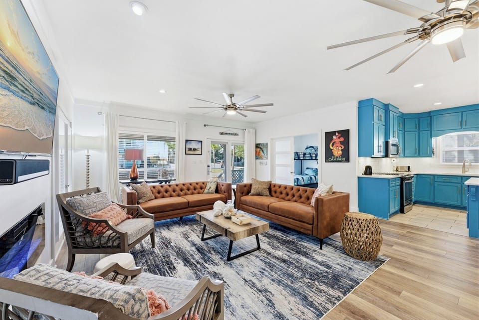Bright, open-concept living, dining and kitchen area
