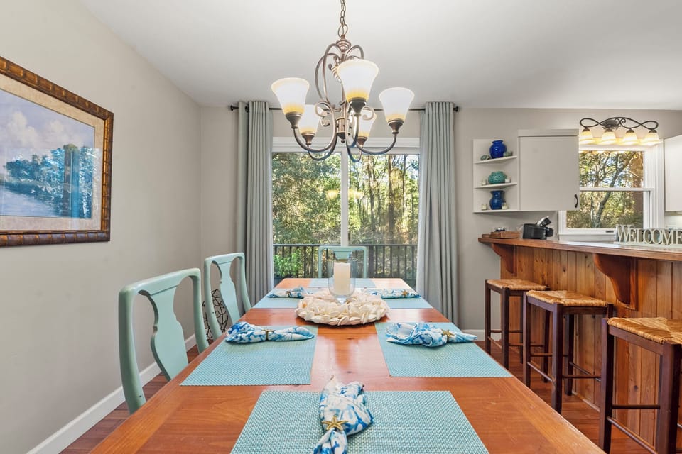 MNT155: Cottage on the Hill | Main Level Dining Area
