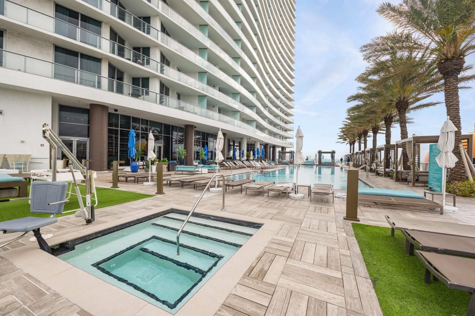 Pool Deck with Jaccuzi