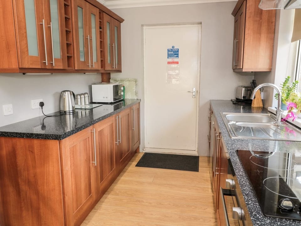 Fridge, dishwasher, cookware/dishes/utensils