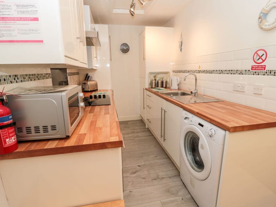 Fridge, cookware/dishes/utensils