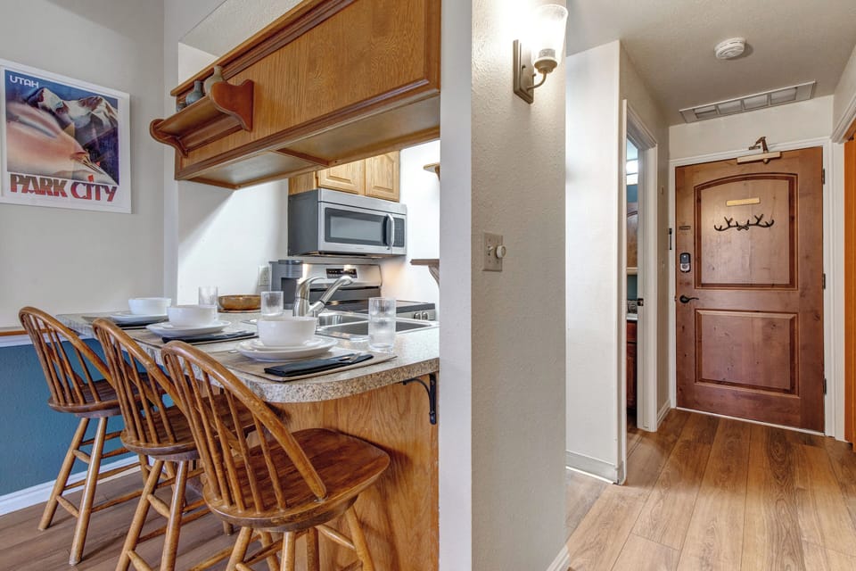 The small but well-equipped kitchen with a breakfast bar.