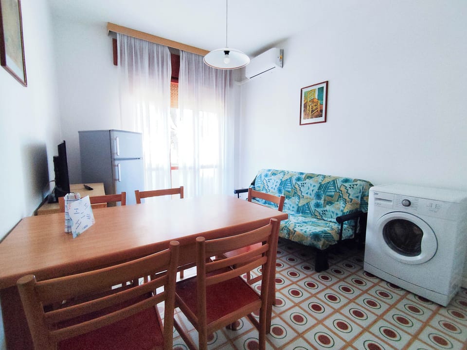 Apartment, 2 Bedrooms, Balcony, City View | Dining room