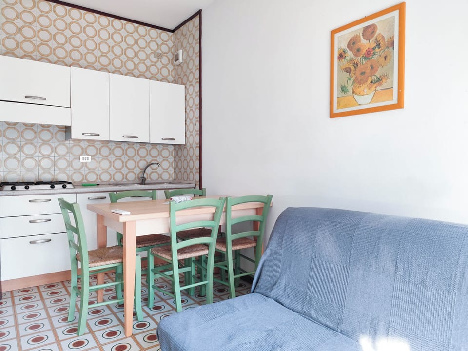 Apartment, 2 Bedrooms, Balcony, City View | Dining room