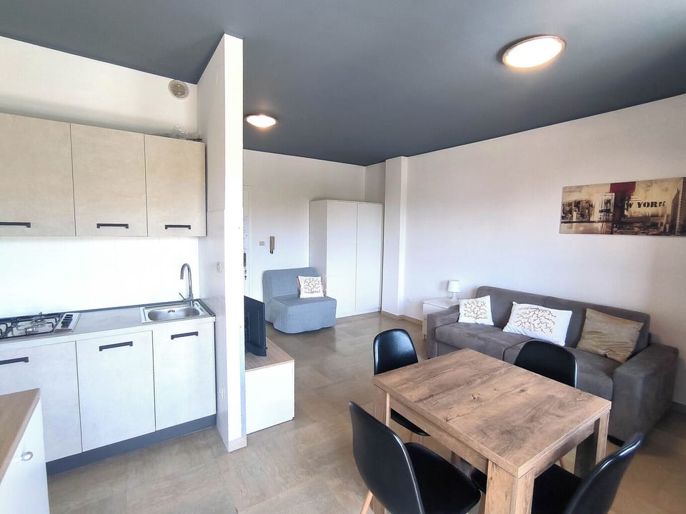 Studio, Balcony, City View | Dining room