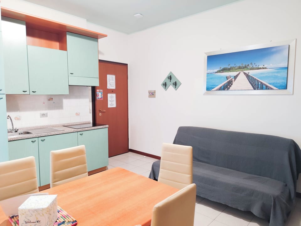 Apartment, 2 Bedrooms, Balcony, City View | Living room