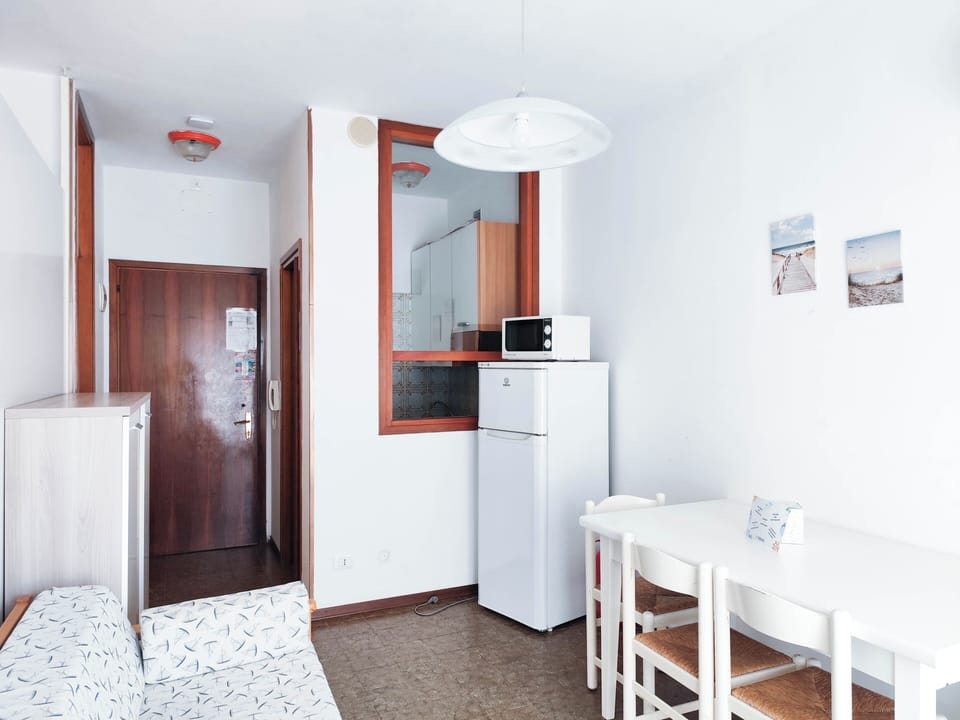 Studio, Balcony, City View | Living room