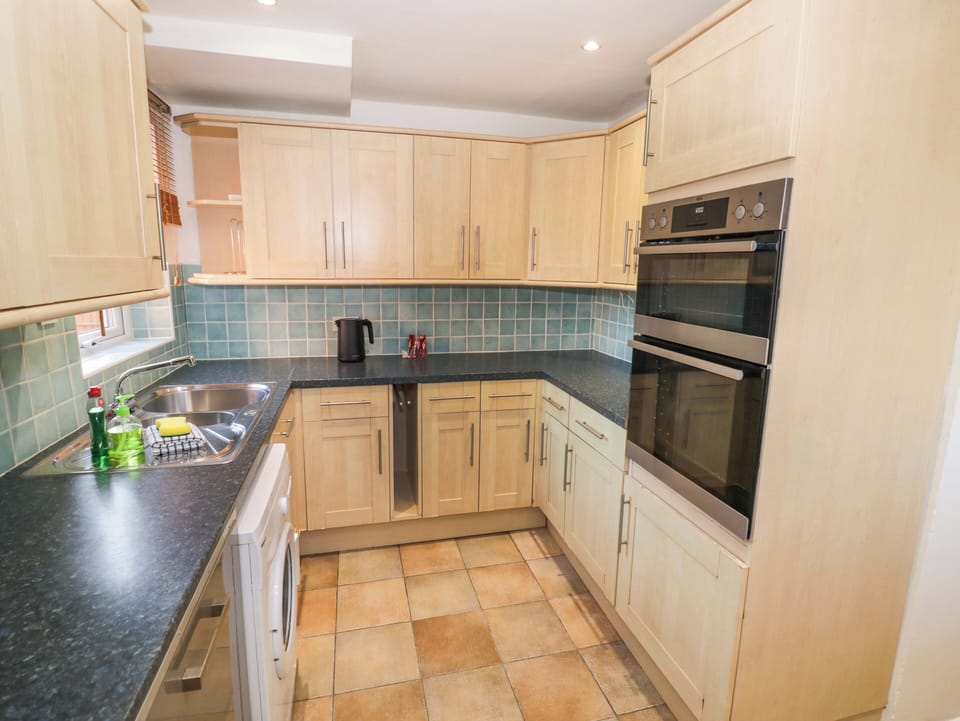Dishwasher, cookware/dishes/utensils