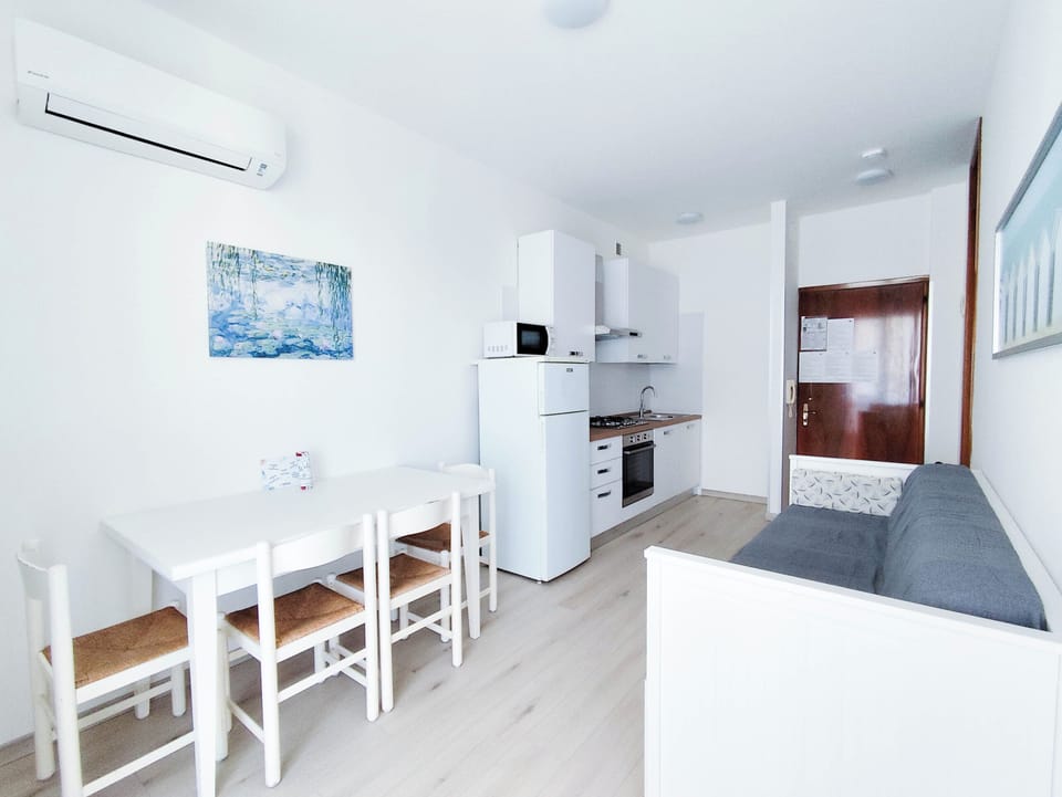 Studio, Balcony, City View | Dining room