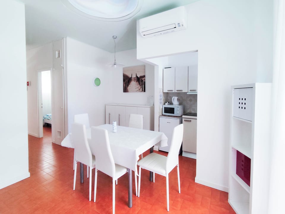Apartment, 2 Bedrooms, Balcony, City View | Dining room