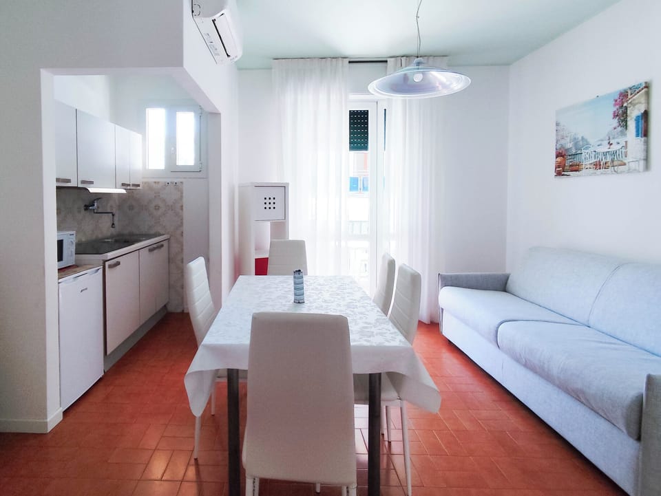 Apartment, 2 Bedrooms, Balcony, City View | Dining room