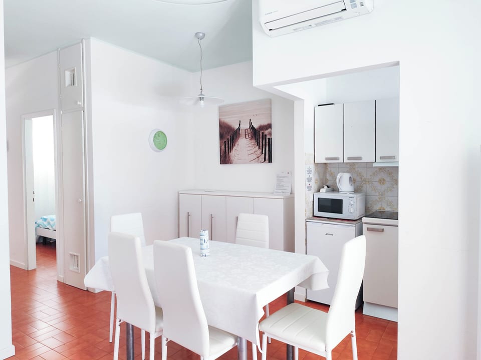 Apartment, 2 Bedrooms, Balcony, City View | Dining room