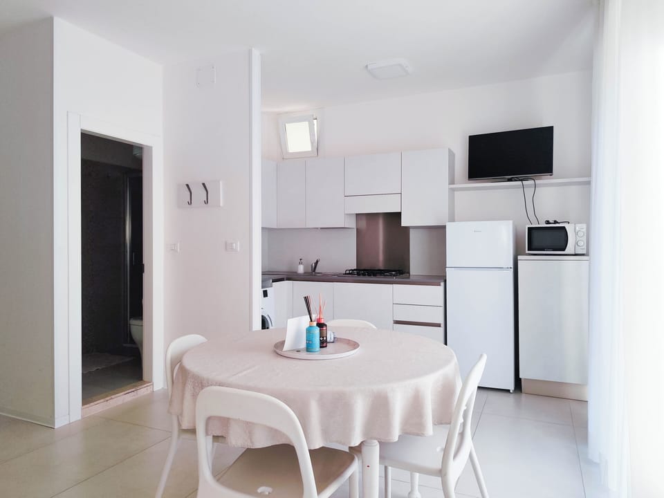 Studio, Balcony, City View | Dining room