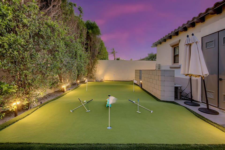 Practice your putting skills at your own private putting green, beautifully illuminated for fun-filled evenings under the stars.