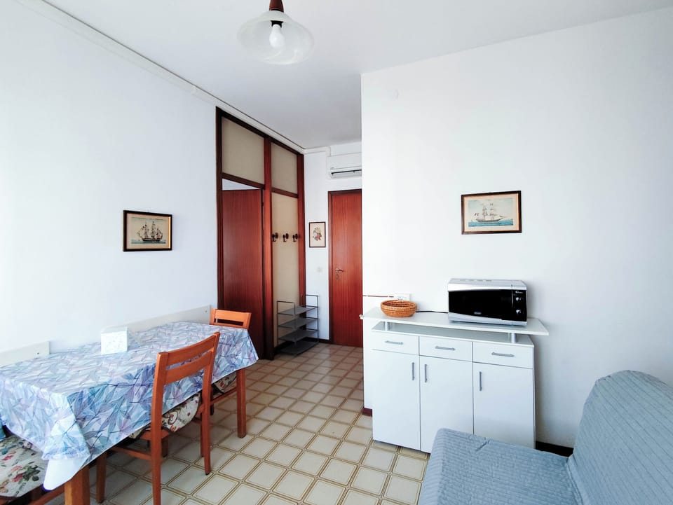 Apartment, 1 Bedroom, Balcony, City View | Interior