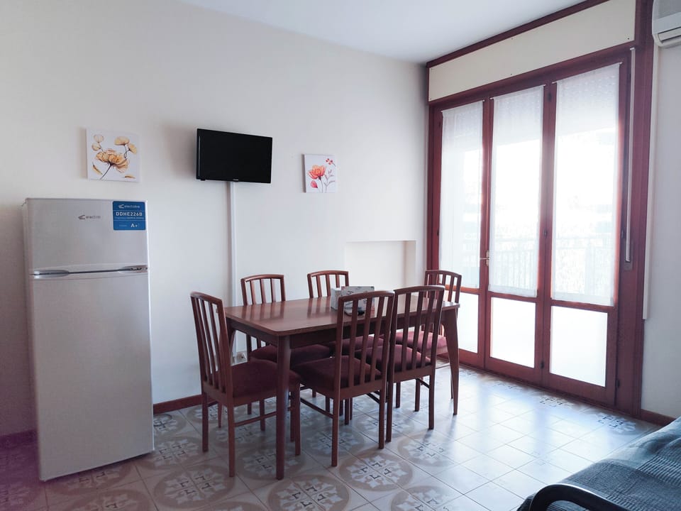 Apartment, 1 Bedroom, Balcony, City View | Dining room