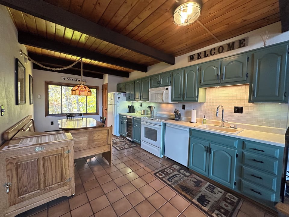 Large Kitchen/Dishwasher/Microwave/Stove/Oven