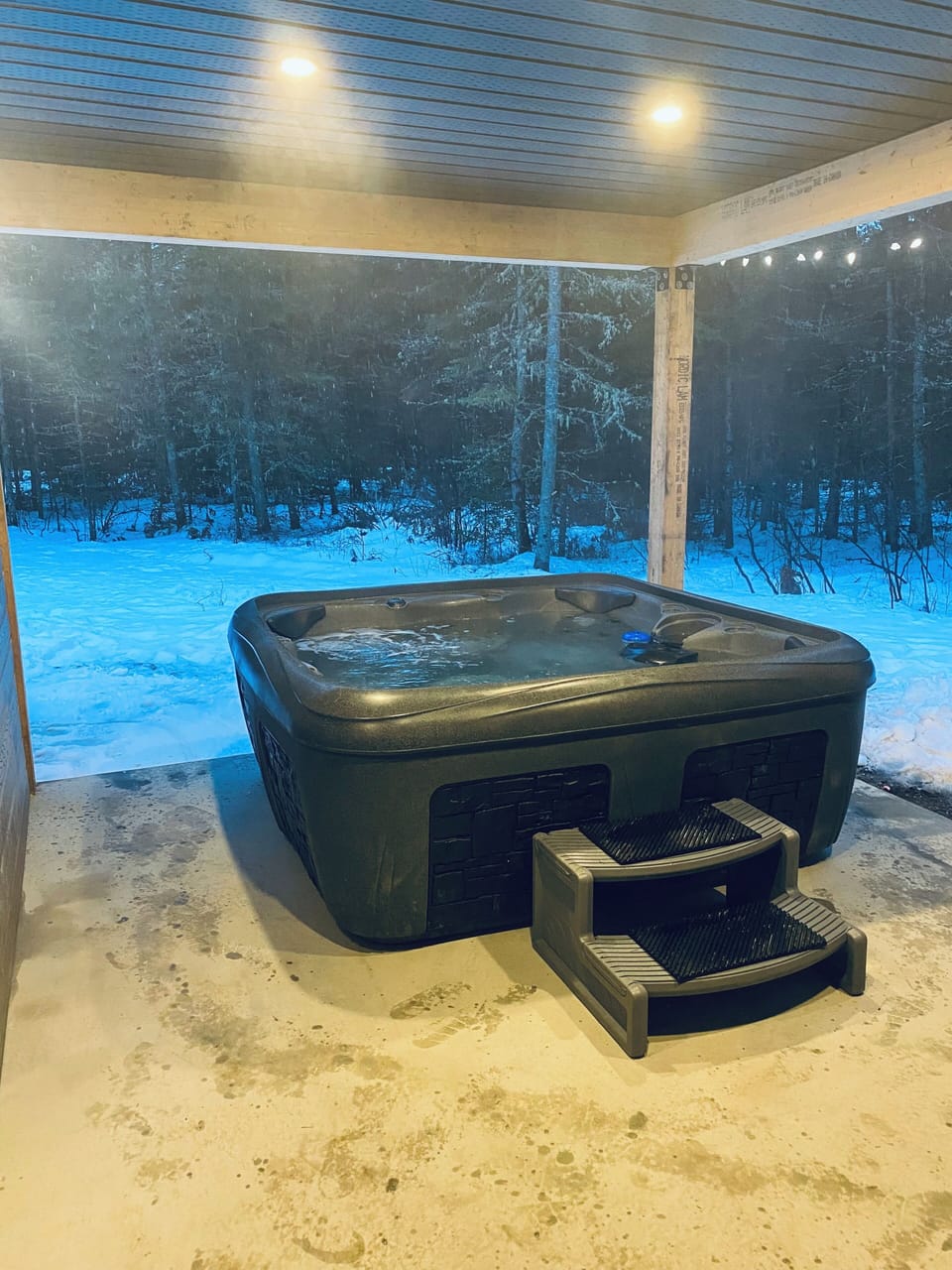 Outdoor spa tub