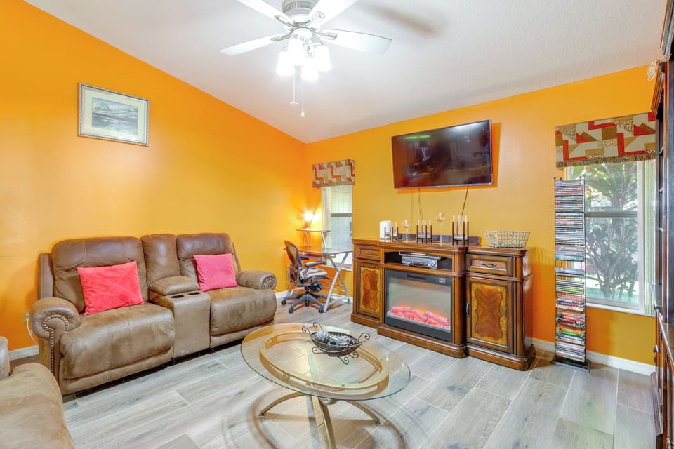 Living Room | Smart TV | Electric Fireplace | Free WiFi | Central A/C & Heat