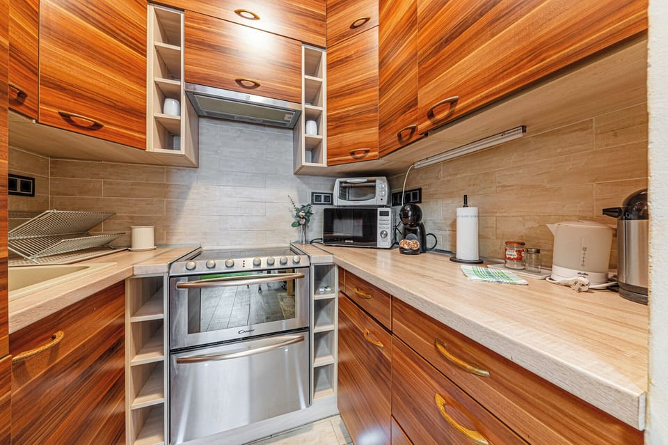 Apartment, 2 Bedrooms | Private kitchen | Electric kettle, dining tables