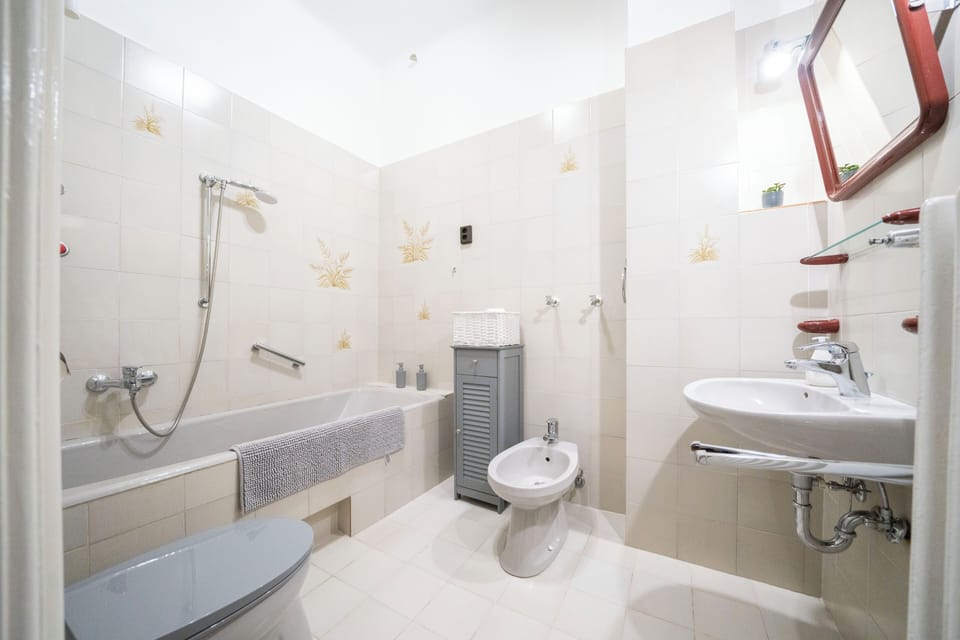 Apartment, 3 Bedrooms | Bathroom | Bidet, towels, toilet paper