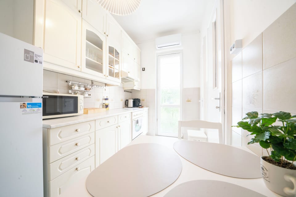 Apartment, 3 Bedrooms | Dining room
