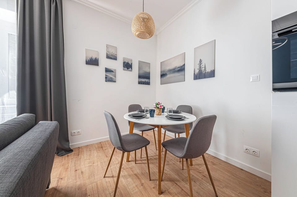 Apartment, 2 Bedrooms | Dining room