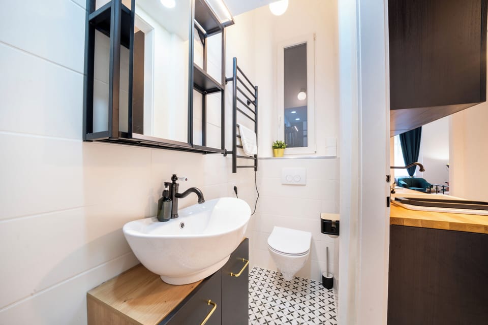 Apartment, 1 Bedroom | Bathroom | Shower, towels, toilet paper
