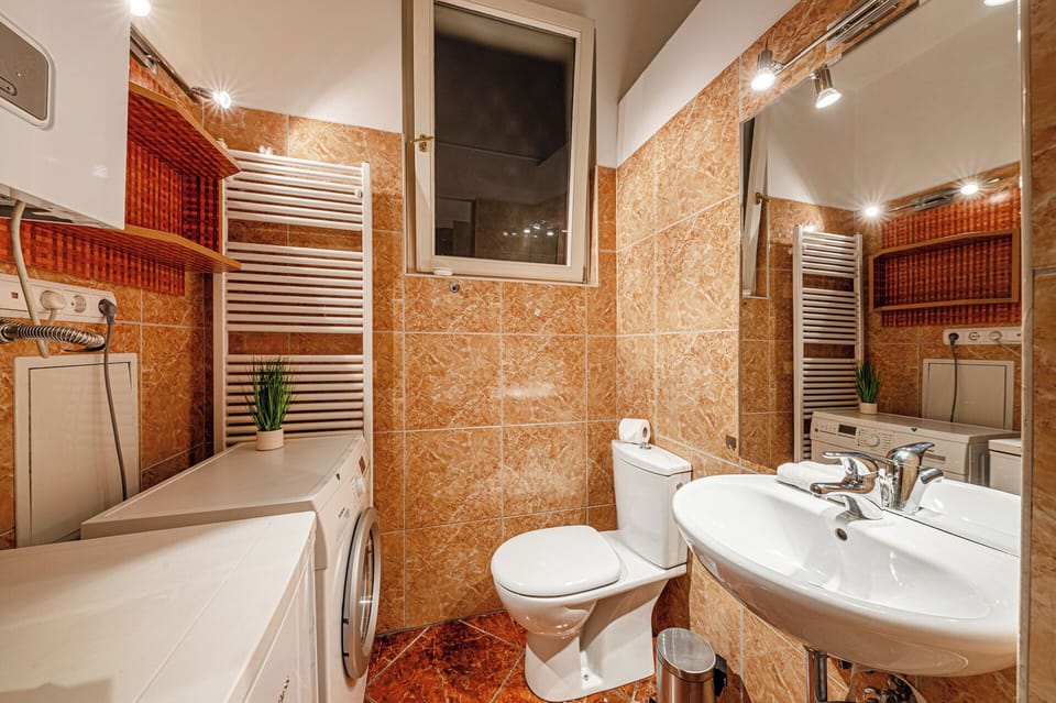 Apartment, 2 Bedrooms | Bathroom | Towels, toilet paper