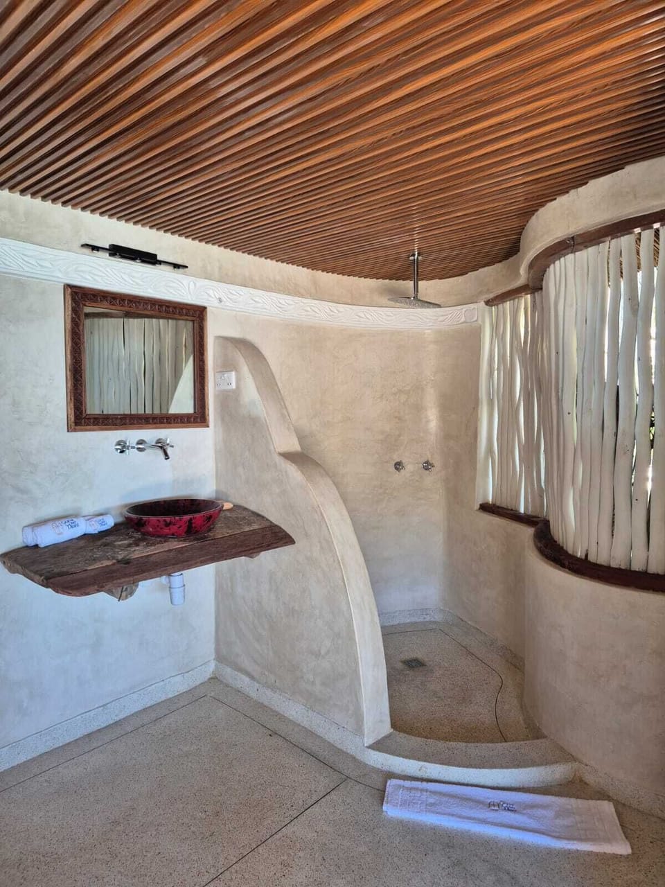 Romantic Tree House, Partial Ocean View | Bathroom | Shower, towels, soap, shampoo