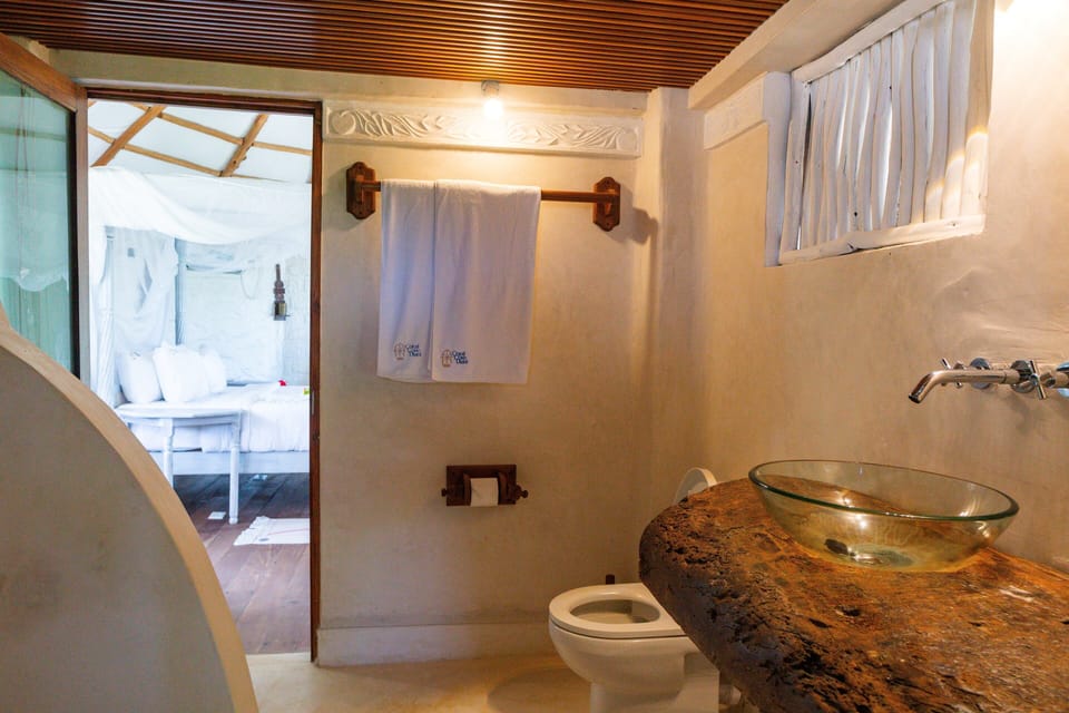 Romantic Tree House, Beach View | Bathroom | Shower, towels, soap, shampoo