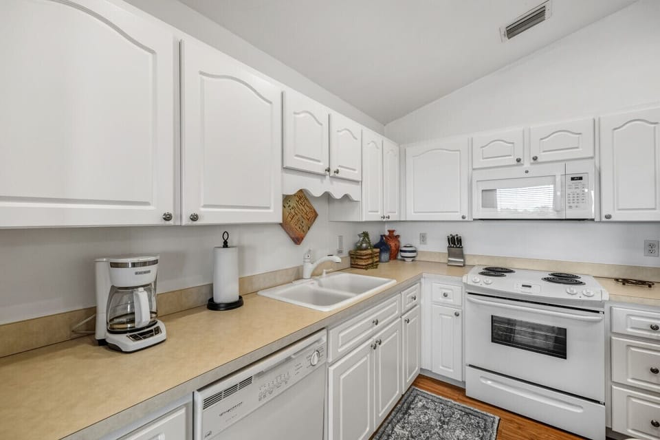 Full kitchen with island!